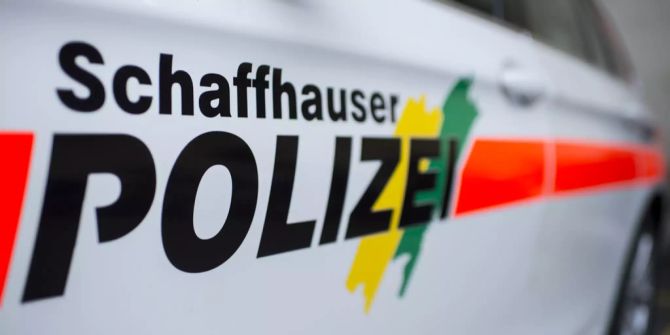 Unbekannte Täterschaft schlug das Schaufenster ein.