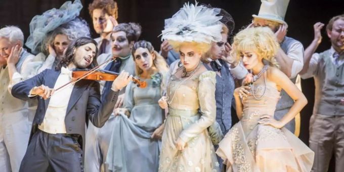 Barrie Kosky verwandelte Jacques Offenbachs «Orpheus in der Unterwelt» in eine überdrehte Travestieshow. Salzburg