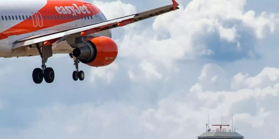 Ein Flugzeug der Fluggesellschaft Easyjet landet auf dem Flughafen Tegel. Foto: Soeren Stache