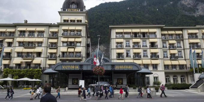 Die Aussenansicht vom Hotel Victoria-Jungfrau in Interlaken. interlaken