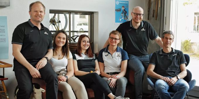 Der Vostand von Volley Köniz (v.l.n.r.): Vereinspräsident Thomas Gygax, Marketing- und Kommunikationsleiterin Céline Ackermann, Verantwortliche für Events und Clubleben Natascha Burri, Spiel Der Vostand von Volley Köniz