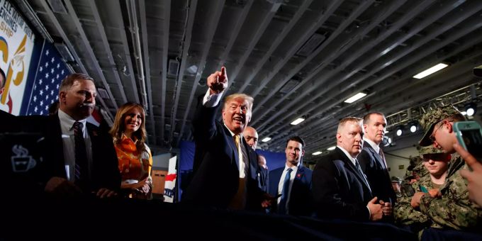 Donald Trump spricht mit Truppen auf der «USS Wasp». john mccain