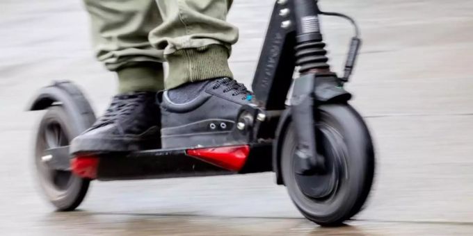 Ein Mann fährt mit einem E-Scooter auf dem Gehweg. (Symbolbild) Foto: Christoph Soeder e-scooter