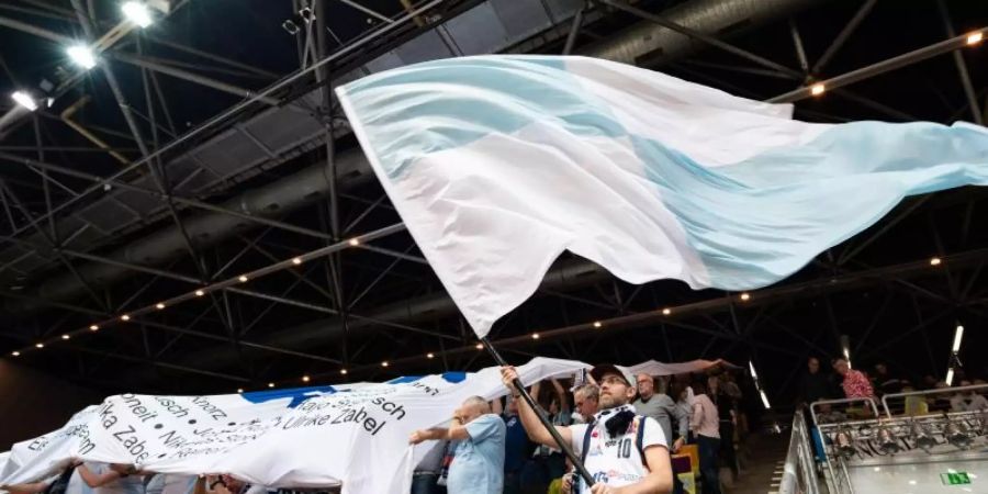 Werden bald in der zweiten Liga jubeln: Fans der Eisbären Bremerhaven. Foto: Mohssen Assanimoghaddam