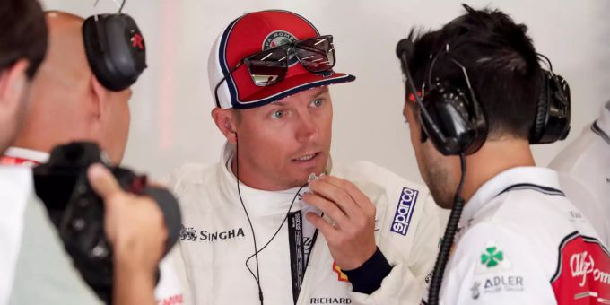 Kimi Räikkönen musste sich in Belgien gegen einen betrunkenen Fan zur Wehr setzen. Kimi Räikkönen