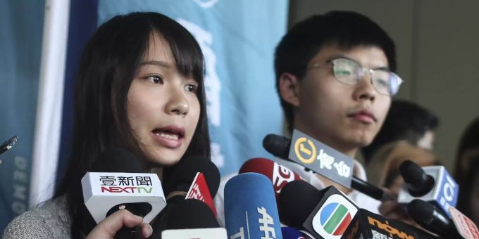 Aktivisten Joshua Wong (rechts) und Agnes Chow (links). china hongkong