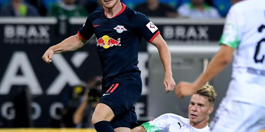 Der Schweizer Innenverteidiger Nico Elvedi kann gegen Timo Werner nichts ausrichten