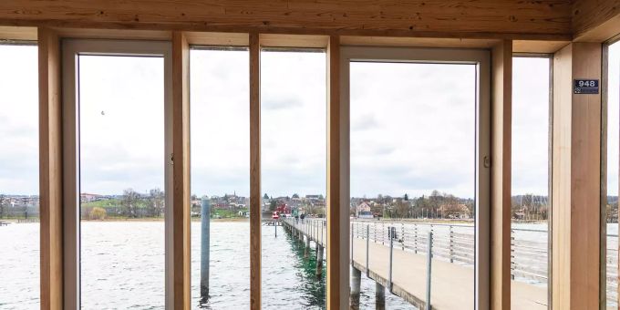 Blick vom Pavillon der mit 270 Metern derzeit längsten Pier am Bodensee in Altnau. Blick vom Pavillon