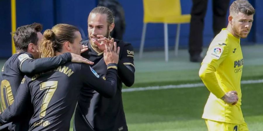 FC Barcelonas Antoine Griezmann (2.v.l) feiert mit seinen Teamkollegen das 1:0 gegen den FC Villarreal - Alberto Moreno (r) schaut zu. Foto: Alberto Saiz/AP/dpa