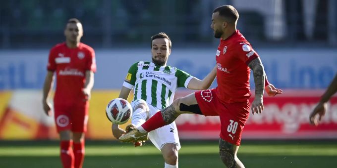 St. Gallens Jérémy Guillemenot gegen Vaduz' Gabriel Lüchinger. FC St. Gallen