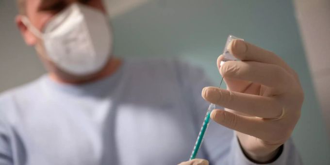 Ein Arzt bereitet eine Impfung gegen das Coronavirus vor. (Archiv) coronavirus
