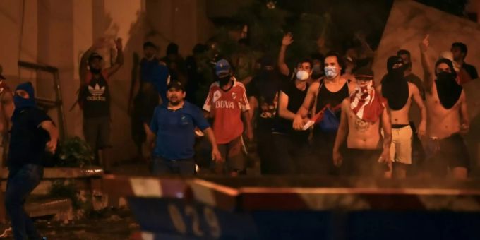 Demonstranten protestieren in Paraguays Hauptstadt Asuncion. paraguay