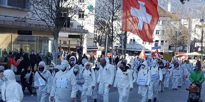 Der Demonstrationszug durch Chur wurde angeführt von Personen in weissen Schutzanzügen. Coronavirus