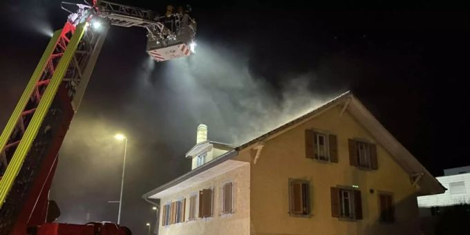 Der Brand brach in der Küche in einer der Wohnungen des Mehrfamilienhauses aus. Der Brand brach in der Küche in einer der Wohnungen des Mehrfamilienhauses aus.