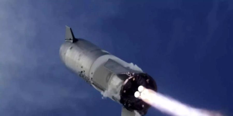 Der Prototyp der neuen «Starship»-Rakete fliegt und landet sicher - bevor es im Anschluss explodiert. Foto: Uncredited/SpaceX/AP/dpa