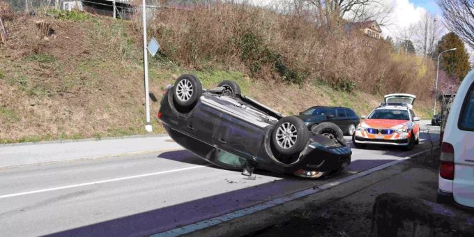 Das Auto einer 74-jährigen Frau geriet neben die Strasse und überschlug sich.