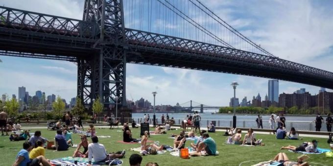 Relaxen mit Abstand - der Domino Park in Brooklyn. new york