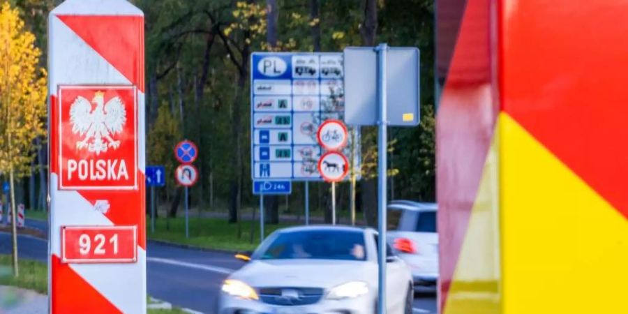 Grenzpfähle von Deutschland und Polen. Die Bundesregierung stuft das Nachbarland als Hochinzidenzgebiet ein. Foto: Jens Büttner/dpa-Zentralbild/ZB
