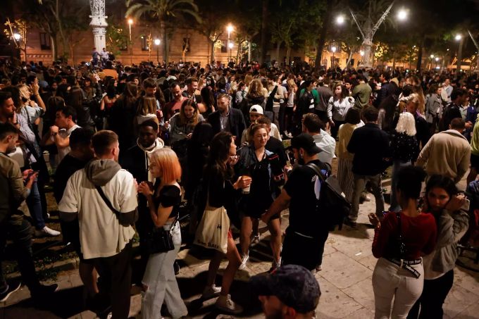 Auch auf dem Passeig Lluis Companys in Barcelona feiern die Menschen ihre zurückgewonnene Freiheit. End of the state of alarm