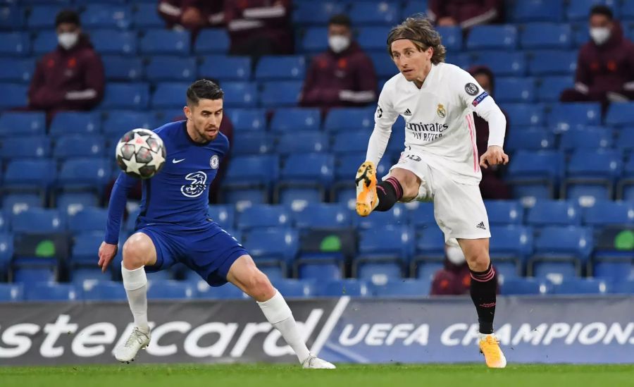 Real-Mittelfeldspieler Luka Modric (r.) wird von Jorginho (l.) vom FC Chelsea unter Druck gesetzt.