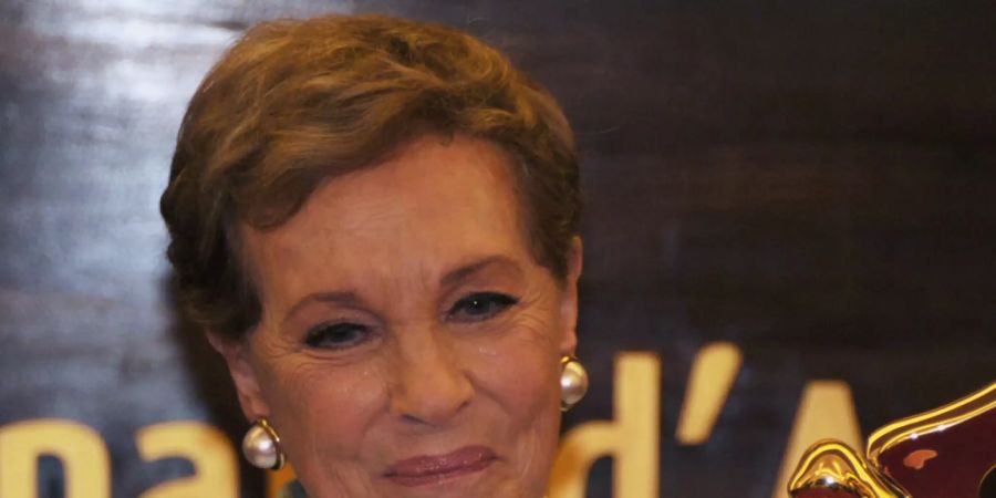 ARCHIV - Die britische Schauspielerin Julie Andrews hält ihren Goldenen Löwen für ihr Lebenswerk, verliehen bei den Filmfestspielen von Venedig 2019. Foto: Piergiorgio Pirrone/Lapresse via ZUMA Press/dpa