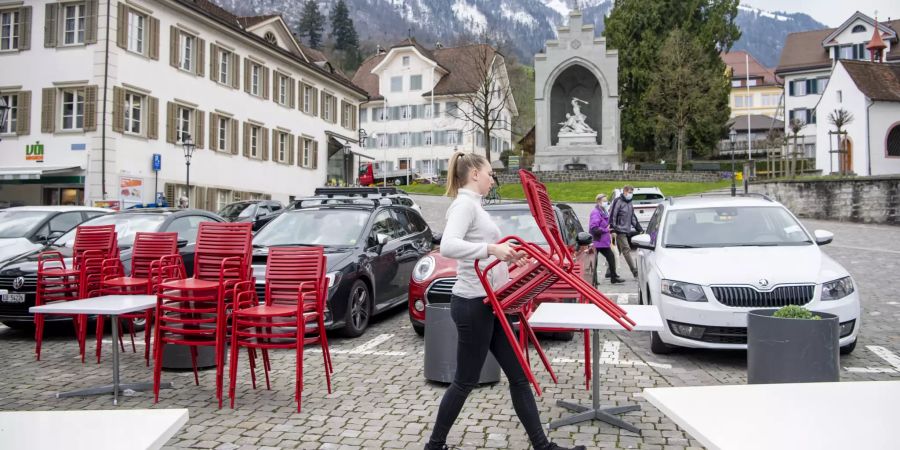 Personal wie hier im Restaurant Linde am Dorfplatz in Stans im Kanton Nidwalden ist schwer  zu finden.