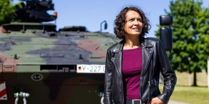 Schauspielerin Ulrike Folkerts bei den Dreharbeiten vor einem Gepanzerten Transportkraftfahrzeug GTK Boxer. Foto: Philipp von Ditfurth/dpa Schauspielerin Ulrike Folkerts bei den Dreharbeiten vor einem Gepanzerten Transportkraftfahrzeug GTK Boxer. Foto: Philipp von Ditfurth/dpa