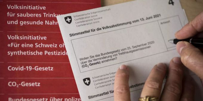 Abstimmungsunterlagen aus der Schweiz – ein Land, das glückliche Stimmbürger hat, wie eine Studie nahelegt. Abstimmung