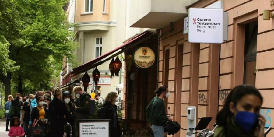 Schlange vor einem Berliner Schnelltest-Zentrum