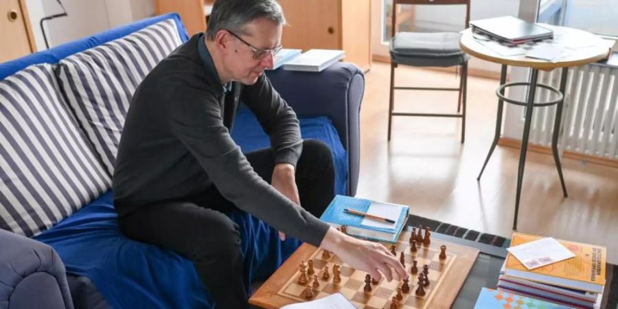 Schachspieler Ludger Heiermann in seiner Wohnung beim Fern-Schach. Foto: Jens Kalaene/dpa-Zentralbild/dpa