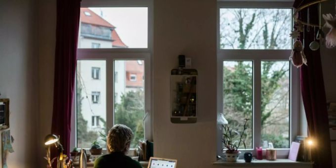 Schülerin im Homeoffice Schülerin im Homeoffice