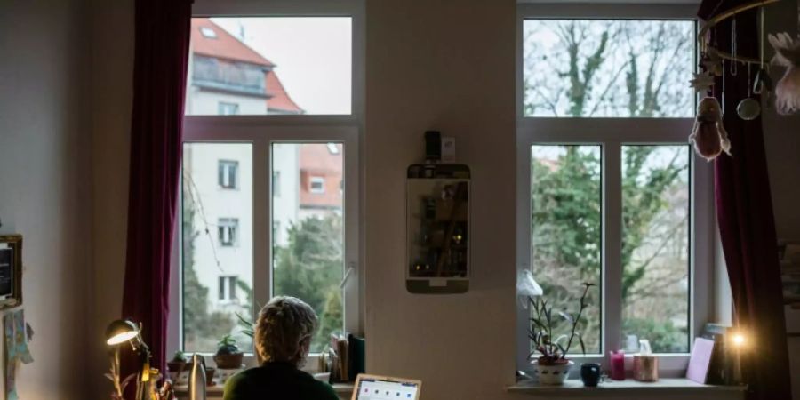Schülerin im Homeoffice