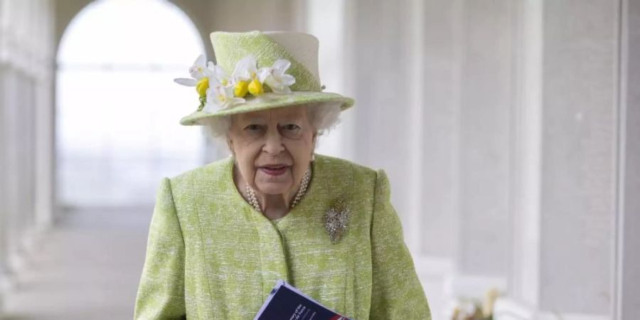 Im Frühlingslook: Queen Elizabeth beim Besuch des Kriegerdenkmals für Commonwealth-Soldaten. Foto: Steve Reigate/Daily Express/PA Wire/dpa