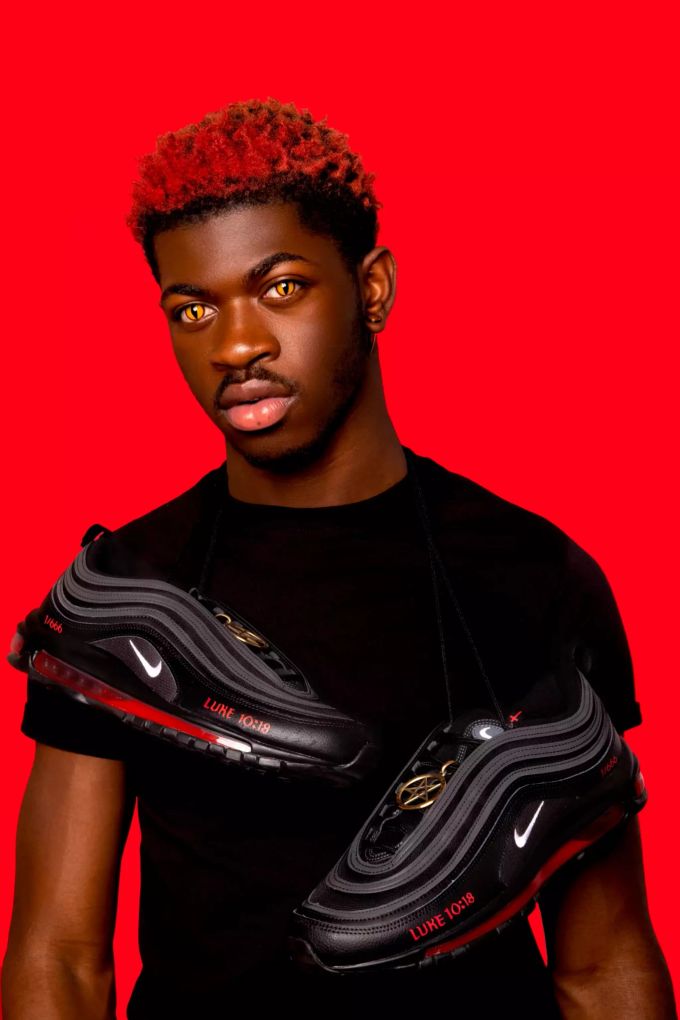 Nike verklagt Künstlerkollektiv MSCHF wegen «Satan-Schuh»