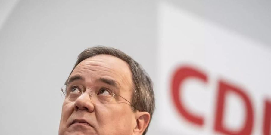 «Was ist wirkungsvoll, was erreicht es, dass wir diese dritte Welle brechen. Die Lage ist extrem ernst und da sind alle im Moment dabei, alle Möglichkeiten zu prüfen», sagt Armin Laschet. Foto: Michael Kappeler/dpa