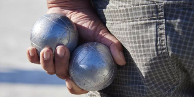 Die Boule-Spieler in Münsingen können sich auf einen neuen Platz freuen. (Symbolbild) boule-spieler