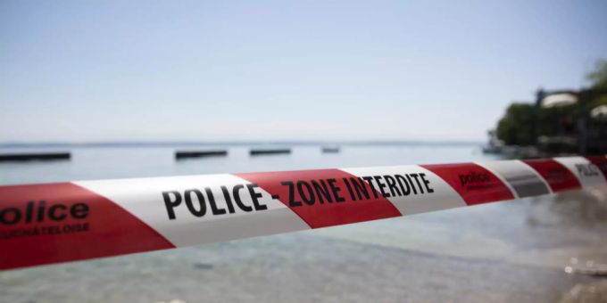 Ein Polizei-Absperrband vor dem Lac de Neuchâtel im Kanton Neuenburg. (Symbolbild) Neuenburg Taucher
