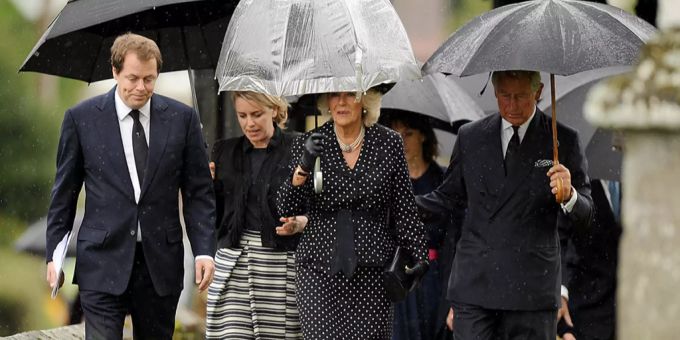 Tom Parker Bowles (links) und seine Mutter Herzogin Camilla (mitte). Tom Parker Bowles