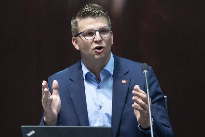 SVP-Nationalrat Mike Egger pocht auf den «gesunden Menschenverstand» in Bezug auf die Maskenpflicht auf Restaurant-Terrassen. Mike Egger Maskenpflicht Coronavirus