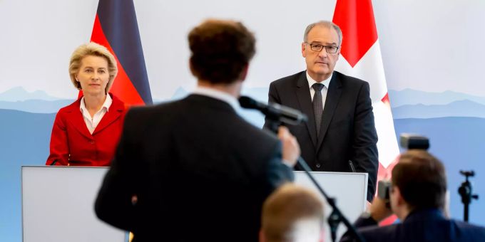 Die damaligen Verteidigungsminister Deutschlands, Ursula von der Leyen, und der Schweiz, Guy Parmelin, während einer Medienkonferenz 2018 in Bern. Von der Leyen Parmelin Rahmenabkommen