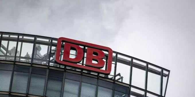Das Logo der Deutschen Bahn an der Zentrale am Potsdamer Platz in Berlin. Foto: Fabian Sommer/dpa deutsche bahn