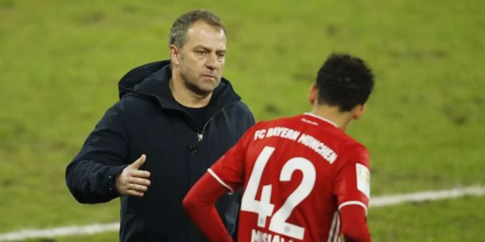 FCB-Trainer Hansi Flick (l) spricht mit Juwel Jamal Musiala. Foto: Leon Kuegeler/Reuters/Pool/dpa FCB-Trainer Hansi Flick (l) spricht mit Juwel Jamal Musiala. Foto: Leon Kuegeler/Reuters/Pool/dpa