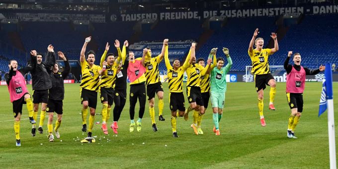 Feierten auf dem Trainingsgelände mit den Fans. Zwar sind die Spieler im Mannschaftsbus geblieben, trugen aber keine Masken. BVB