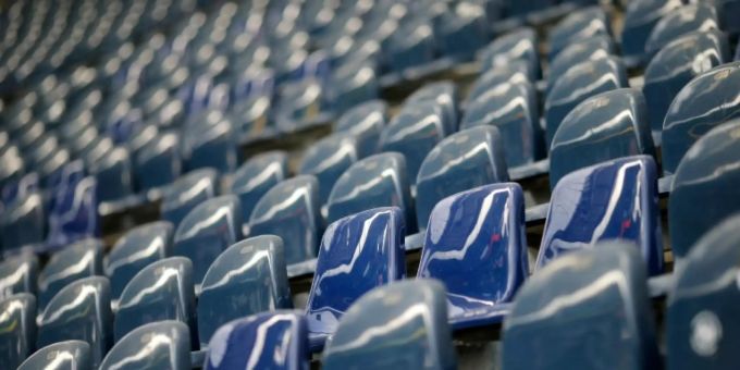 Leere Ränge in einem Fussballstadion Leere Ränge in einem Fussballstadion