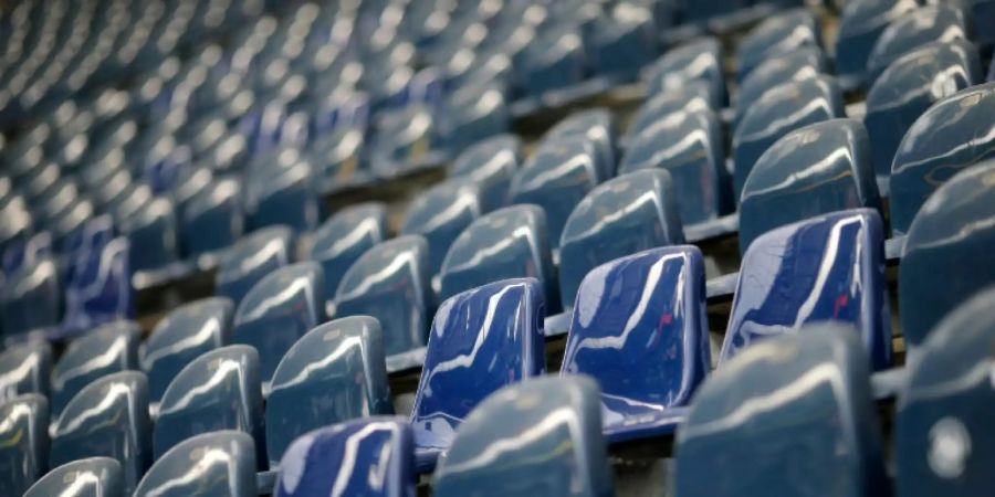 Leere Ränge in einem Fussballstadion