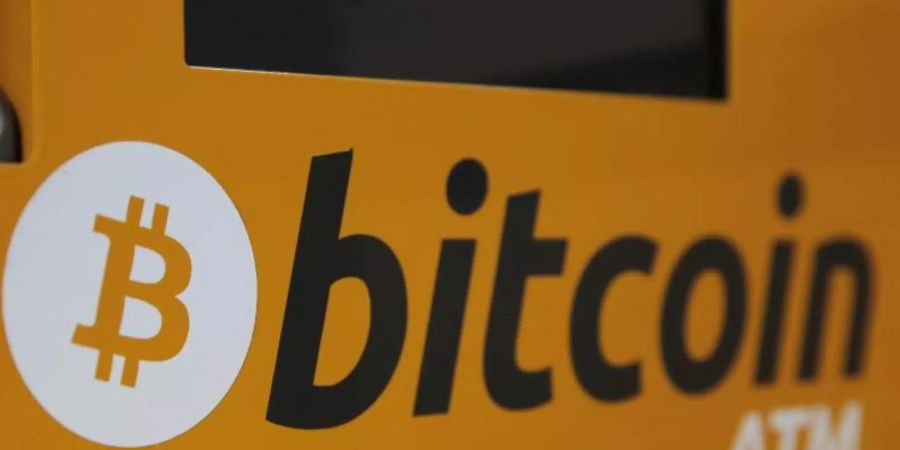 Ein Bitcoin-Logo ist auf einem Geldautomaten in Hongkong zu sehen. Foto: Kin Cheung/AP/dpa