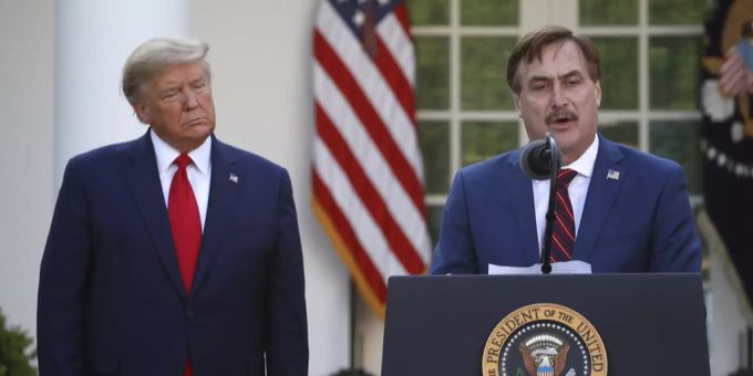 Der ehemalige US-Präsident Donald Trump (l) und der My-Pillow-CEO Mike Lindell vor dem Weissen Haus. Nun hat Lindell gleich zweimal die goldene Himbeere abgeräumt. (Archivbild) mike lindell goldene Himbeere
