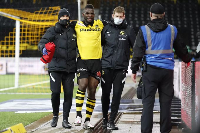 Jean-Pierre Nsame bezahlt sein Tor zum 4:2 teuer. Er wird mit Verdacht auf eine Achillessehnenverletzung ins Spital eingeliefert. BSC Young Boys Nsame