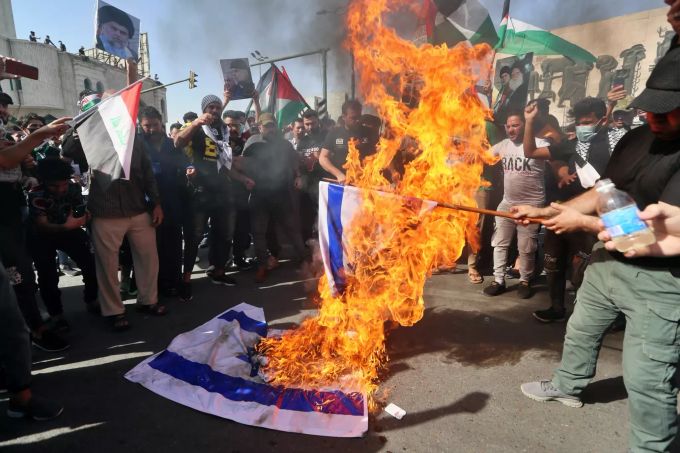 Palästinenser verbrennen im Gazastreifen die israelische Fahne. Iraq Israel Palestinians