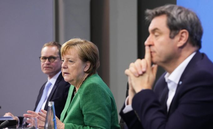 23.03.2021, Berlin: Bundeskanzlerin Angela Merkel (M, CDU), Berlins Regierender Bürgermeister Michael Müller (l, SPD) und Bayerns Ministerpräsident Markus Söder (CSU) nehmen an einer Pressekonferenz im Kanzleramt nach den Beratungen von Bund und Ländern teil. Der seit Monaten andauernde Lockdown in Deutschland wird angesichts steigender Infektionszahlen mit dem Coronavirus bis zum 18. April verlängert. Coronavirus Deutschland Angela Merkel